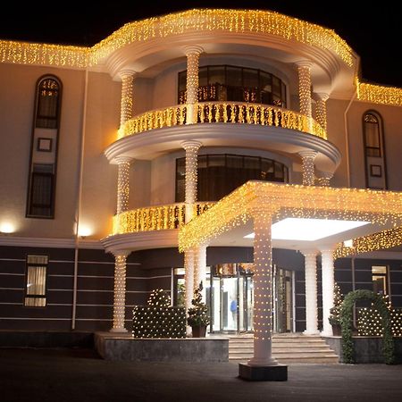 אלמטי Donatello Boutique Hotel מראה חיצוני תמונה