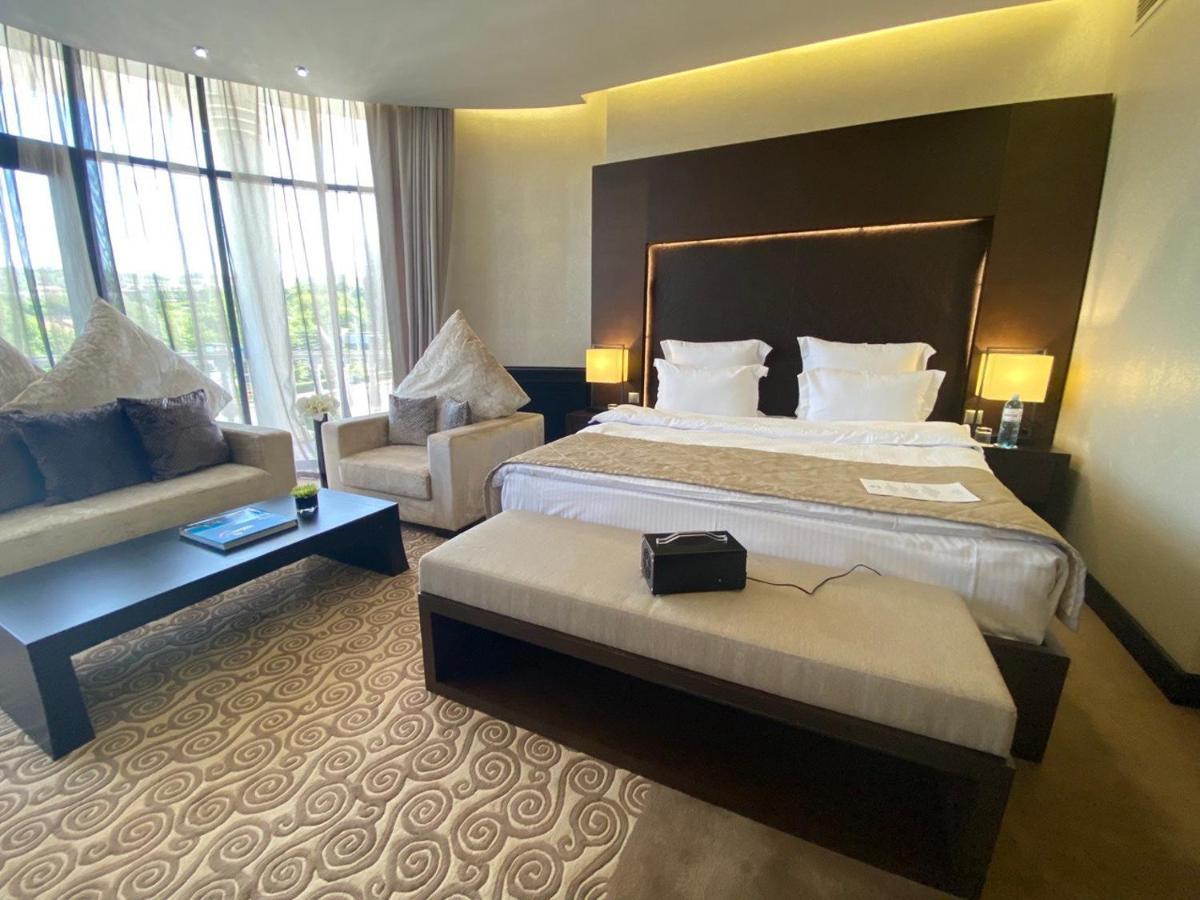אלמטי Donatello Boutique Hotel מראה חיצוני תמונה