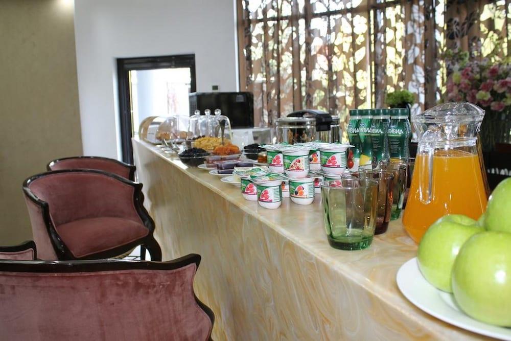 אלמטי Donatello Boutique Hotel מראה חיצוני תמונה