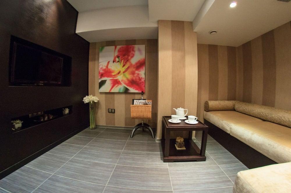אלמטי Donatello Boutique Hotel מראה חיצוני תמונה