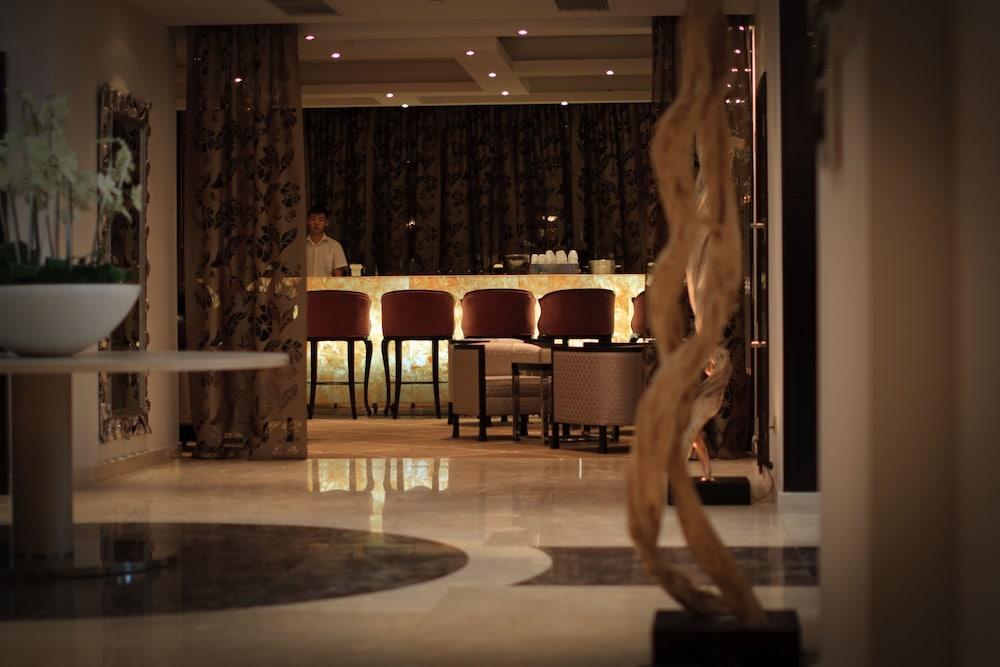אלמטי Donatello Boutique Hotel מראה חיצוני תמונה