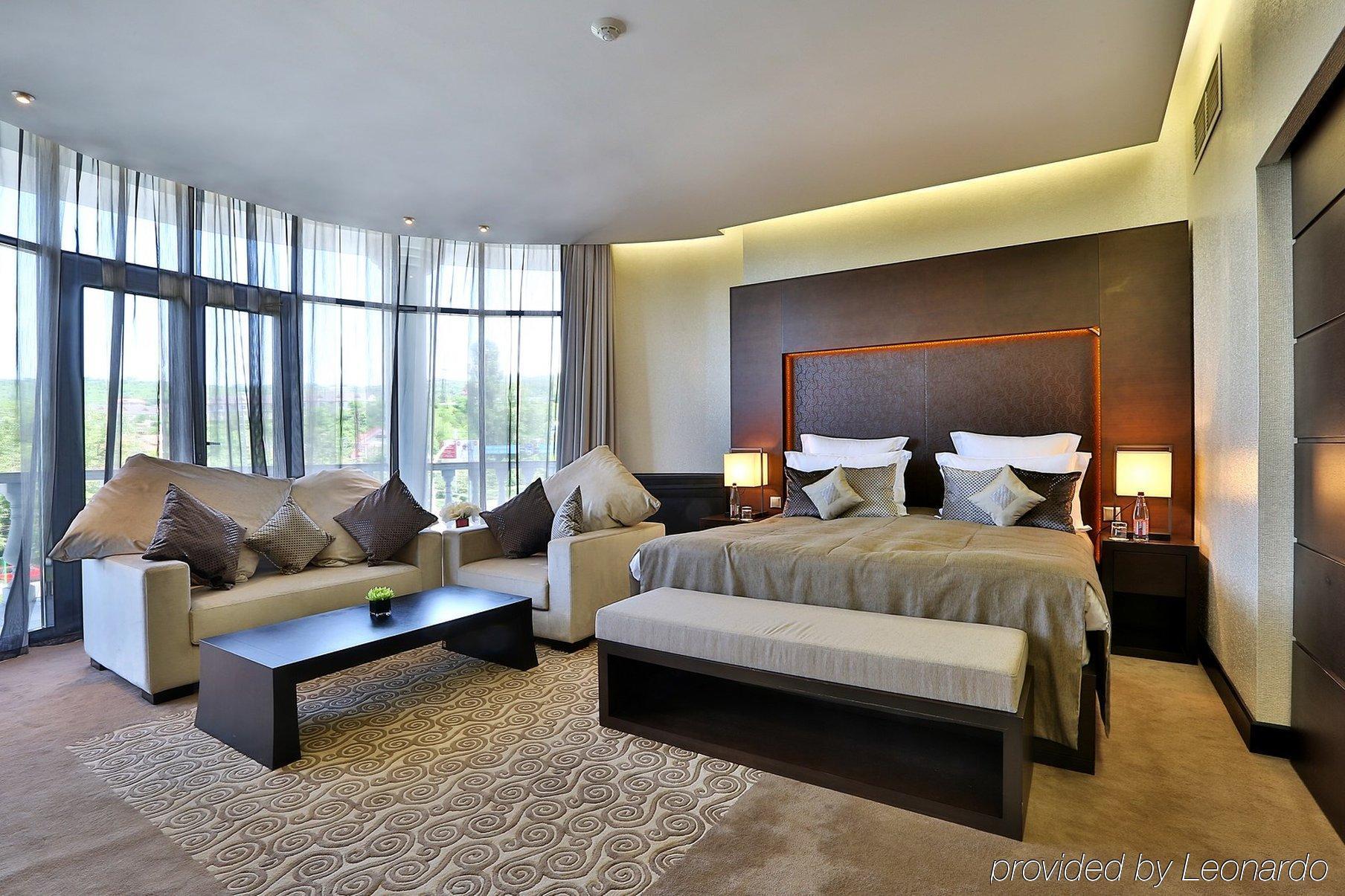 אלמטי Donatello Boutique Hotel מראה חיצוני תמונה