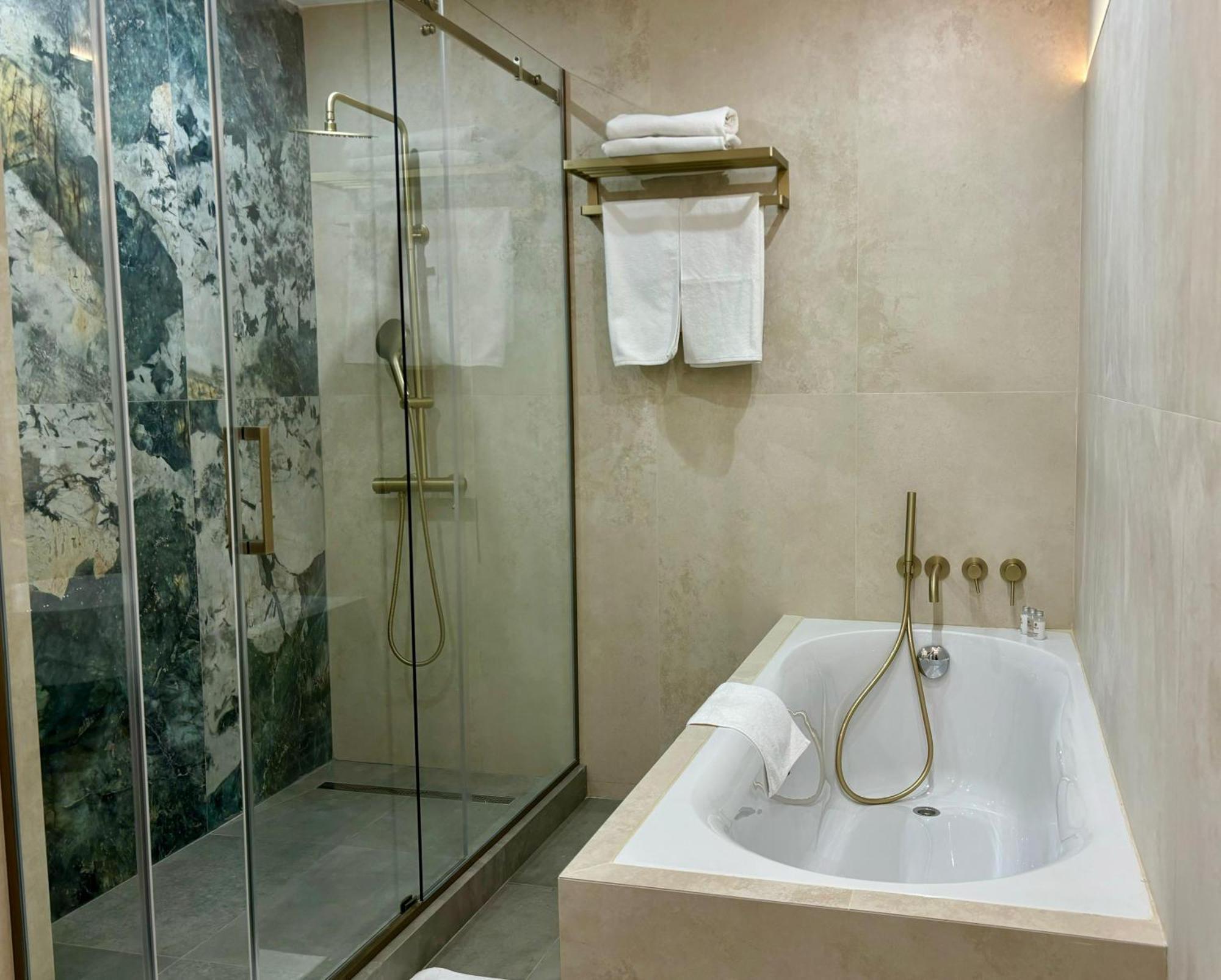 אלמטי Donatello Boutique Hotel מראה חיצוני תמונה