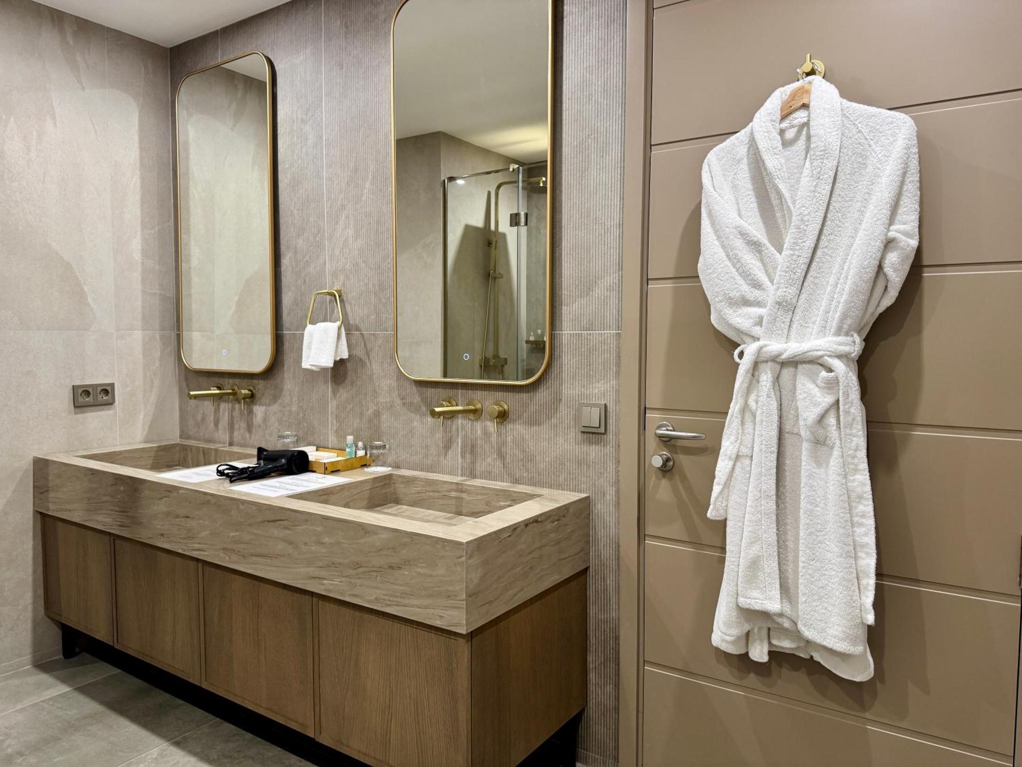 אלמטי Donatello Boutique Hotel מראה חיצוני תמונה