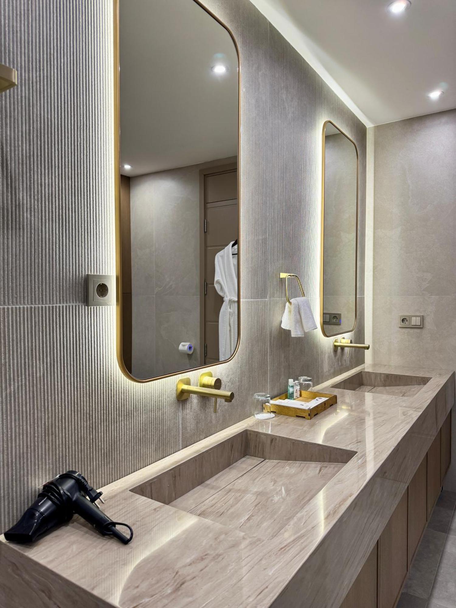 אלמטי Donatello Boutique Hotel מראה חיצוני תמונה