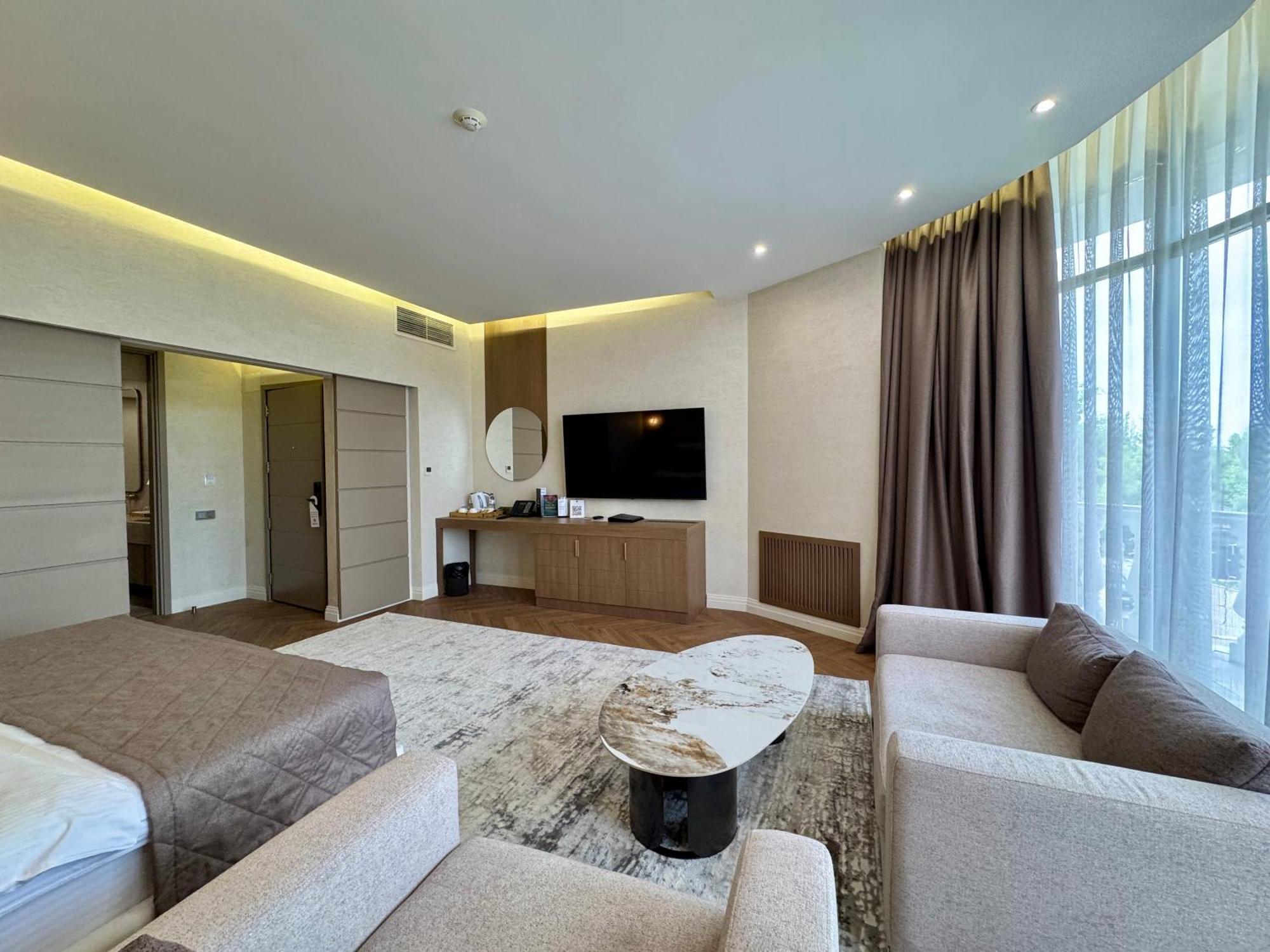 אלמטי Donatello Boutique Hotel מראה חיצוני תמונה