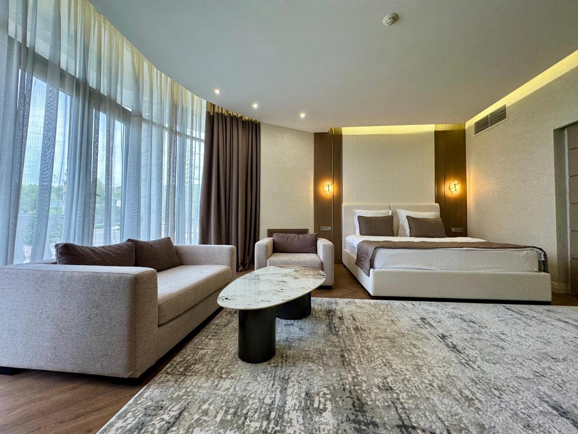 אלמטי Donatello Boutique Hotel מראה חיצוני תמונה