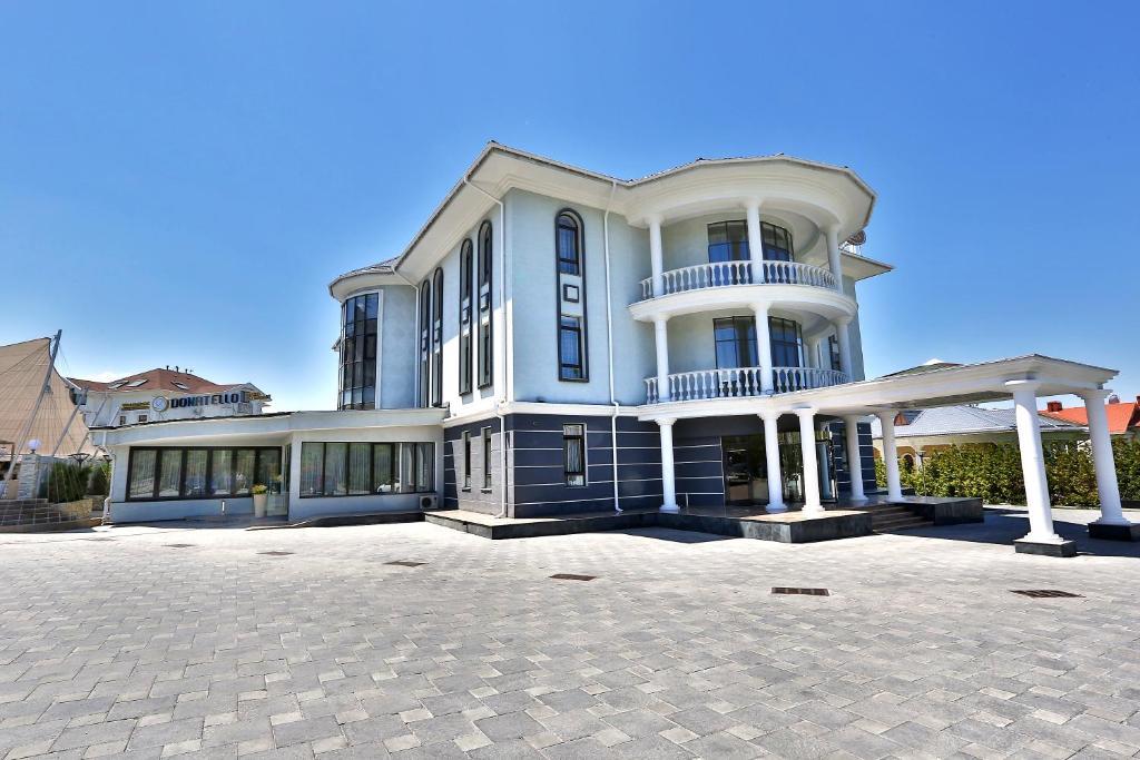 אלמטי Donatello Boutique Hotel מראה חיצוני תמונה