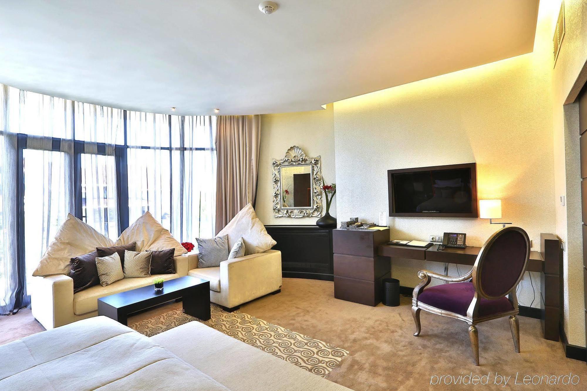 אלמטי Donatello Boutique Hotel מראה חיצוני תמונה